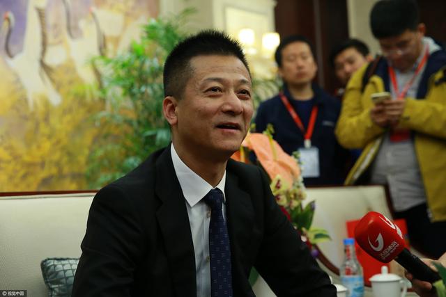 最近几个转会窗，英超就从法甲引进了萨利巴（阿森纳）、姆贝莫（布伦特福德）、吉马良斯（纽卡）以及多库（曼城）等球员。